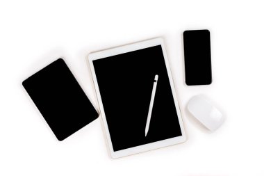 Ofis masaları ile dijital tablet, smartphone, fare ve kalem o