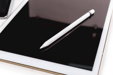 Ofis Masaları dijital tablet, smartphone ve kalem Isola üzerinde