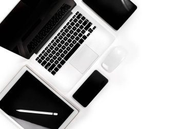 Ofis masaları ile dizüstü bilgisayar, dijital tablet, smartphone, p