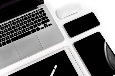 Ofis masaları ile dizüstü bilgisayar, dijital tablet, smartphone, p