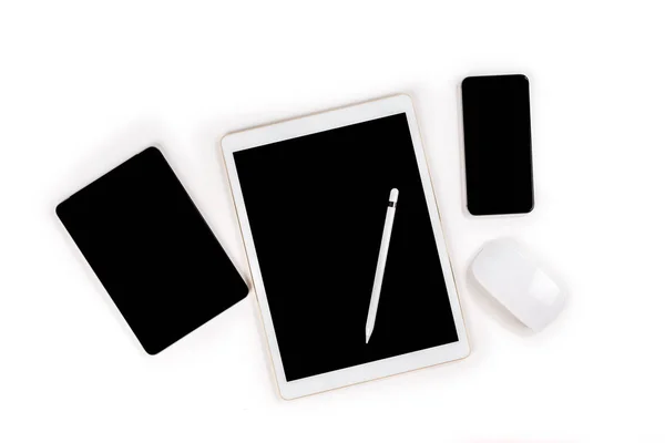 Mesa de oficina con tablet digital, smartphone, ratón y lápiz o — Foto de Stock