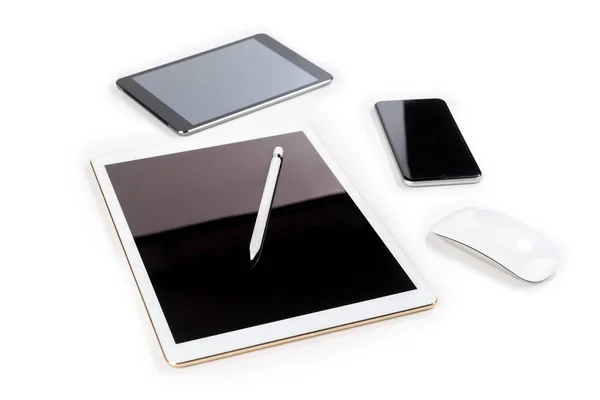 Office table with digital tablet, smartphone, mouse and pencil o — Stock Photo, Image