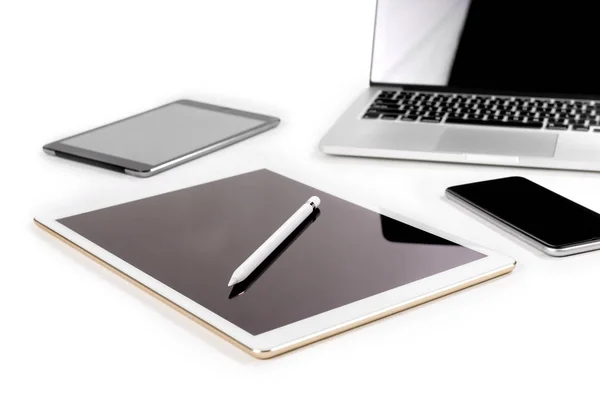 Bürotisch mit Laptop, digitalem Tablet, Smartphone, PC — Stockfoto