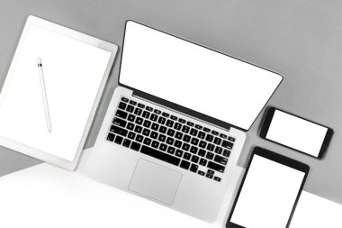 Ofis masaları ile dizüstü bilgisayar, dijital tablet, smartphone, p