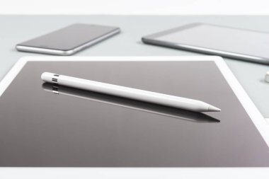 Ofis masaları ile dijital tablet, smartphone, fare ve kalem o