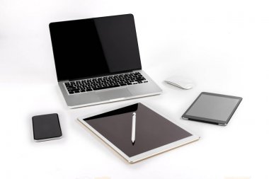 Ofis masaları ile dizüstü bilgisayar, dijital tablet, smartphone, p