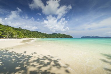 Deniz Manzaralı güzel tropikal plaj arka plan mavi ufuk s