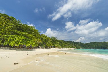 Deniz Manzaralı güzel tropikal plaj arka plan mavi ufuk s