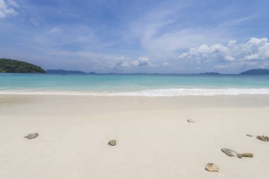 Deniz Manzaralı güzel tropikal plaj arka plan mavi ufuk s