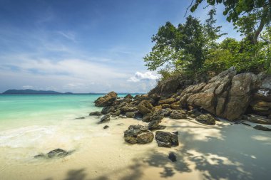 Deniz Manzaralı güzel tropikal plaj arka plan mavi ufuk s