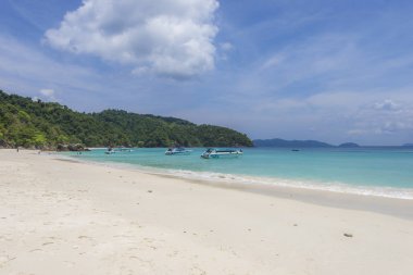 Deniz Manzaralı güzel tropikal plaj arka plan mavi ufuk s