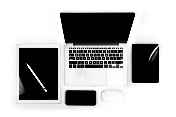Офисный стол с ноутбуком, цифровым планшетом, смартфоном, p — стоковое фото