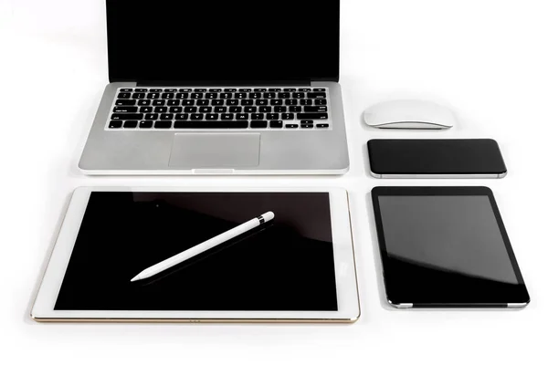 Office table with laptop computer, digital tablet, smartphone, p — Stock Photo, Image