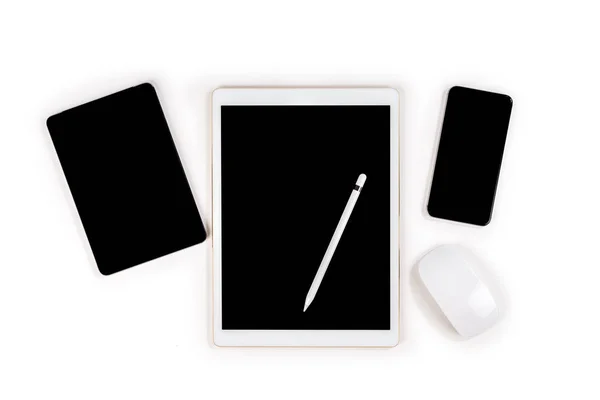 Tabulka sady Office s digitálním tabletu, smartphonu, myší a tužkou o — Stock fotografie