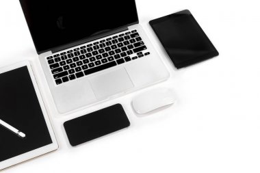 Ofis masaları ile dizüstü bilgisayar, dijital tablet, smartphone, p