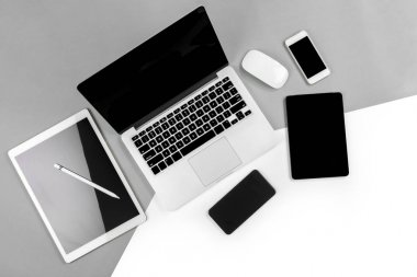 Ofis masaları ile dizüstü bilgisayar, dijital tablet, smartphone, p