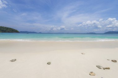 Deniz Manzaralı güzel tropikal plaj arka plan mavi ufuk s