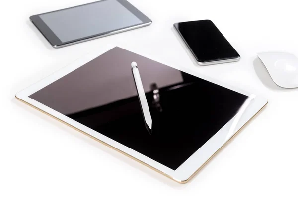 Table de bureau avec tablette numérique, smartphone, souris et crayon — Photo
