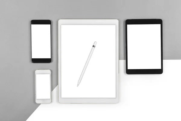 Table de bureau avec tablette numérique, smartphone et crayon sur isola — Photo