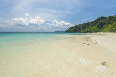 Deniz Manzaralı güzel tropikal plaj arka plan mavi ufuk s