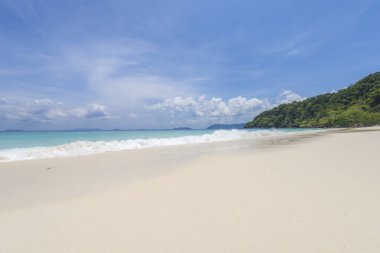 Deniz Manzaralı güzel tropikal plaj arka plan mavi ufuk s