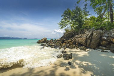 Deniz Manzaralı güzel tropikal plaj arka plan mavi ufuk s