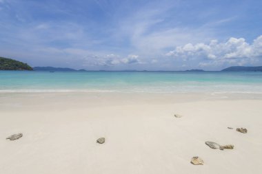 Deniz Manzaralı güzel tropikal plaj arka plan mavi ufuk s