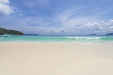 Deniz Manzaralı güzel tropikal plaj arka plan mavi ufuk s