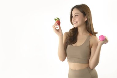 Beyaz arka planda dambılı ve çilekli güzel Asyalı kadın..