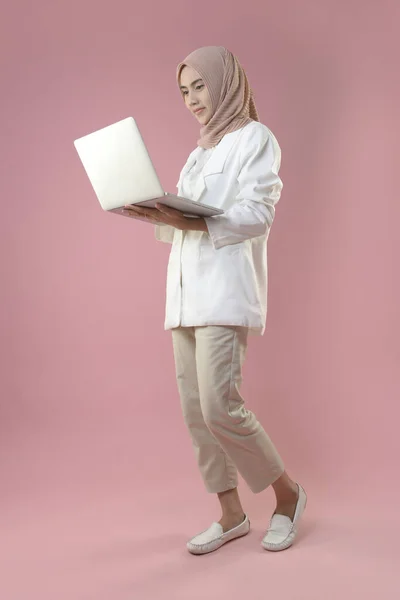 Jeune Femme Musulmane Travailler Ligne Par Ordinateur Portable Sur Fond — Photo