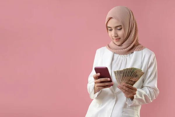 Jeune Femme Musulmane Tenir Argent Téléphone Intelligent Sur Fond Isolé — Photo