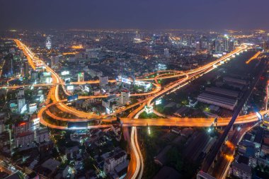 Gece karayolu kavşağının hava görüntüsü.