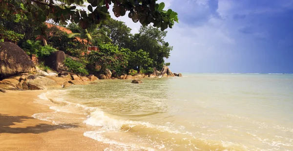 Ocean waves and evening, cloudy sky. summer sea holiday view with peaceful villa near the beach. travel Koh Samui, Thailand — Stock Photo, Image