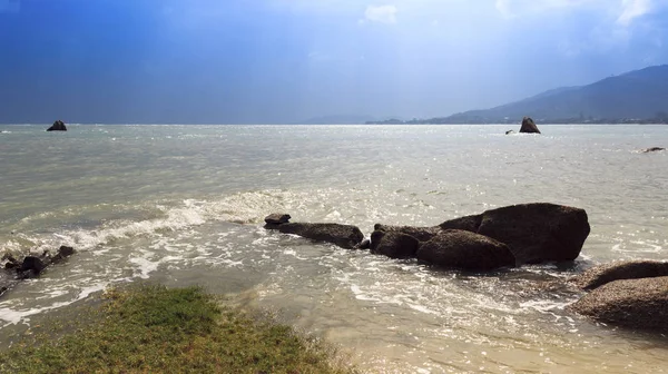 Sea waves on the coastline and cloudy sky. summer holidays seascape. tropical island coast — Stock Photo, Image