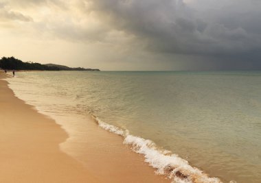 Görünüm kişi yürüme sessiz Beach akşam. tropik ada güzel doğa. bulutlu gökyüzü ve deniz dalgaları. cennet tatil sahne