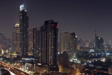 soyut şehir gece sahne. modern ofis binaları, trafik ışıkları akşam. çağdaş şehir seyahat arka plan. güzel aydınlatılmış sokaklar ve otoyol. Büyükşehir doğal duvar kağıdı