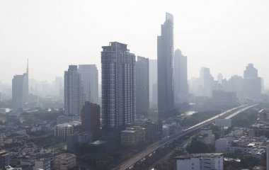 panoramik şehir manzaralı modern cityscape üzerinde. Yeni office binalarda sis, sabah sahne. çağdaş mimarinin parklar, yol, otoyol ve gökdelenler. arka plan seyahat