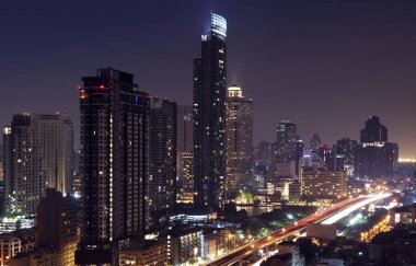 soyut şehir gece sahne. modern otel binalar, trafik ışıkları akşam. çağdaş şehir seyahat arka plan. güzel aydınlatılmış sokaklar ve Büyükşehir panorama