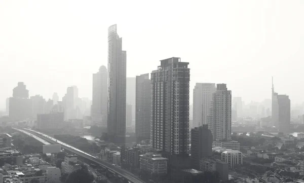 Vista panorámica de la ciudad de Bangkok en el paisaje urbano moderno. Tailandia capital nuevos edificios, escena de la mañana. arquitectura contemporánea con río, puente, carretera y rascacielos. fondo de viaje —  Fotos de Stock