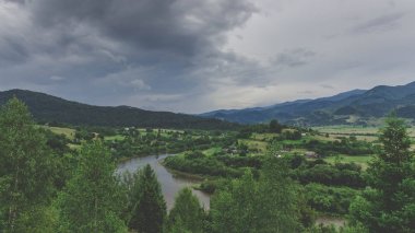 Karpat dağlarındaki dağ nehri