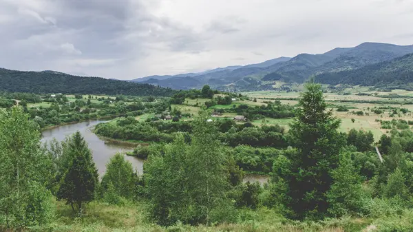 Karpat dağlarındaki dağ nehri