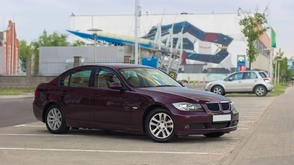 Rojo Cereza Puertas Sedán Bmw Aparcamiento Calle Vista Lateral — Foto de Stock