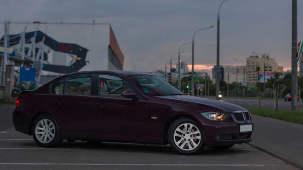 Cherry Red Dörr Sedan Bmw Parkering Gatan Sidovy — Stockfoto