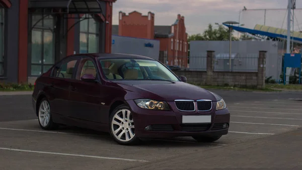 Cherry Röda Sedan Framifrån — Stockfoto