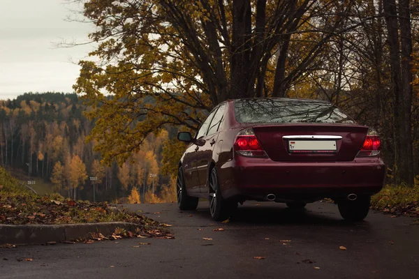 Herbst Szene Mit Kirschroten Türigen Familie Klasse Limousine Toyota Camry — Stockfoto