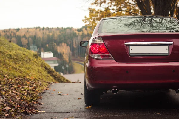 Herbst Szene Mit Kirschroten Türigen Familie Klasse Limousine Toyota Camry — Stockfoto