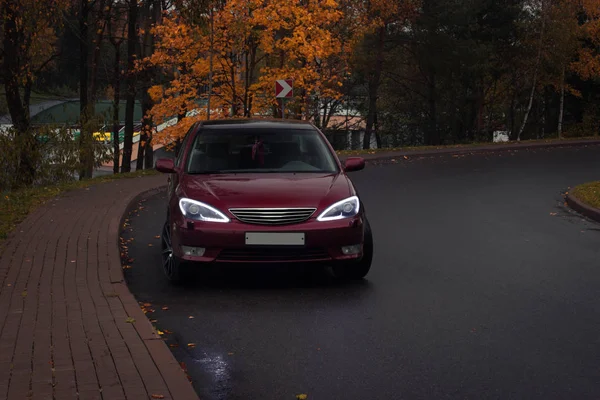 Escena Otoño Con Cereza Roja Puertas Familia Class Sedán Toyota — Foto de Stock