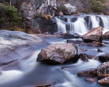 Küçük nehir şelale