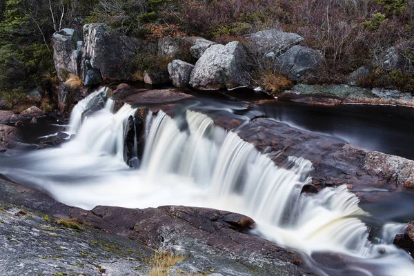 Маленький водопад на реке — стоковое фото