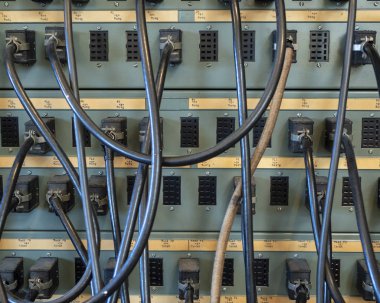 20. yüzyılın başlarından eski iletişim kabloları ve bağlayıcıları.